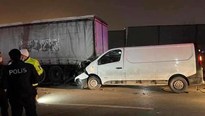 Güngören'de minibüs duran kamyona çarptı: 1 ölü